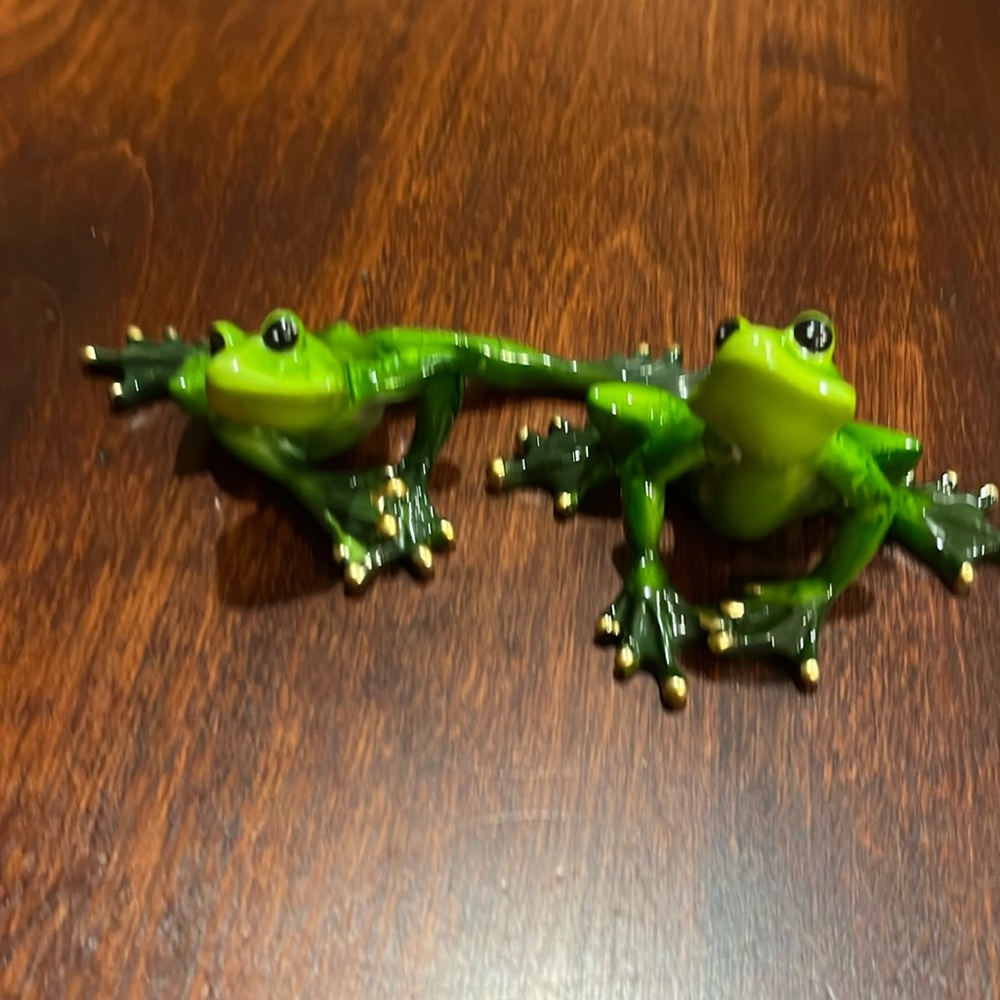 Bundle of two frog figurines